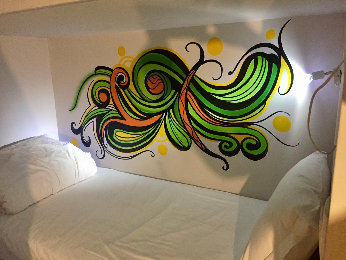 Hostel Golden Tram 242 & *