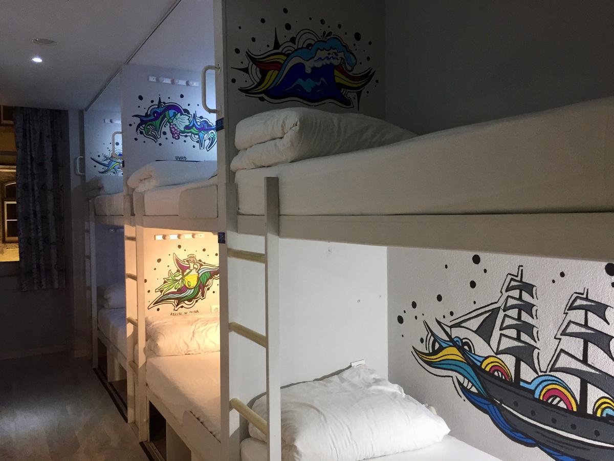Hostel Golden Tram 242 & *